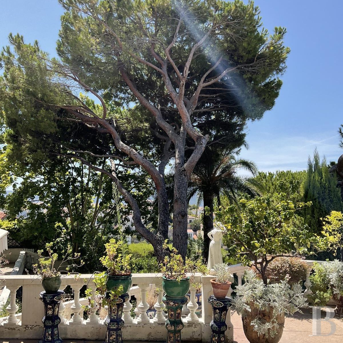 À Marseille, au cœur du Roucas-Blanc, une villa du 19ème siècle et ses spectaculaires jardins et rocailles dominant la corniche - photo  n°7